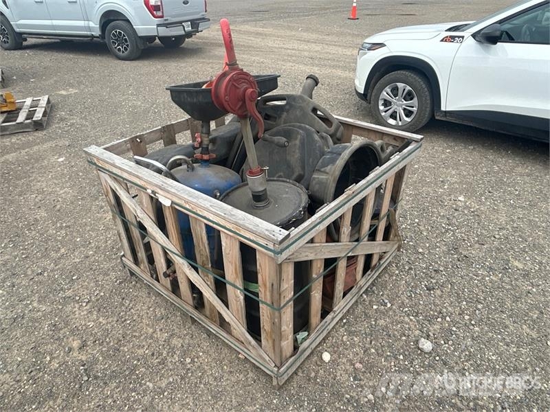 Quantity of Oil Drain Pans, of Hand Pumps Drugi deli