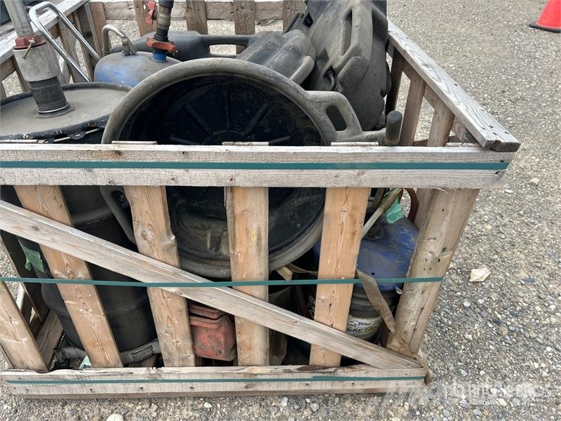 Quantity of Oil Drain Pans, of Hand Pumps Drugi deli