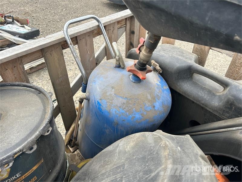 Quantity of Oil Drain Pans, of Hand Pumps Drugi deli