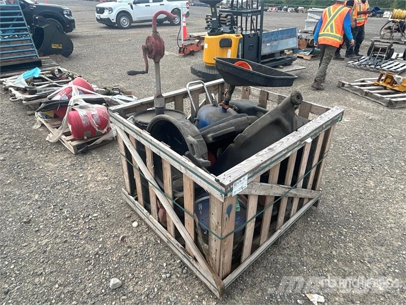 Quantity of Oil Drain Pans, of Hand Pumps Drugi deli
