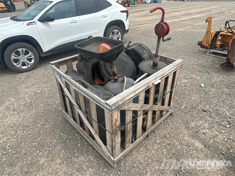 Quantity of Oil Drain Pans, of Hand Pumps Drugi deli