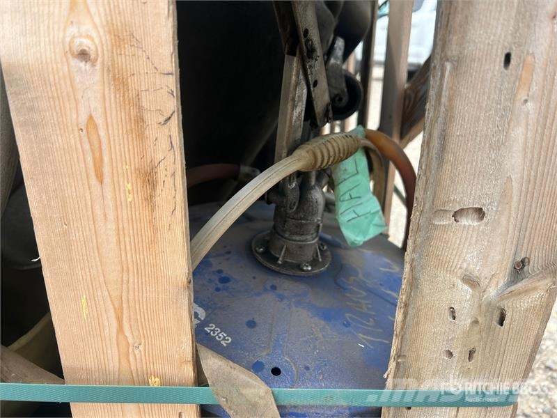 Quantity of Oil Drain Pans, of Hand Pumps Drugi deli