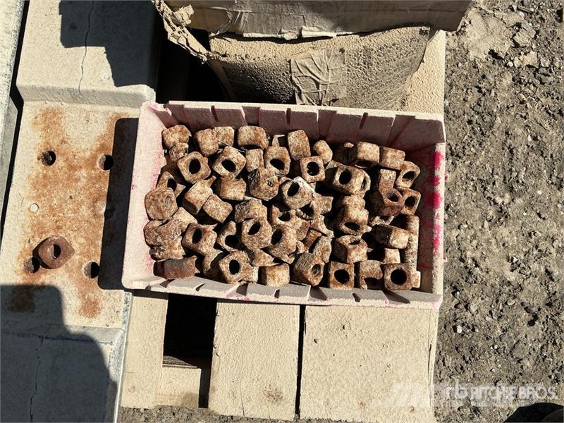 Quantity of Outrigging Bases and bolts Andre komponenter