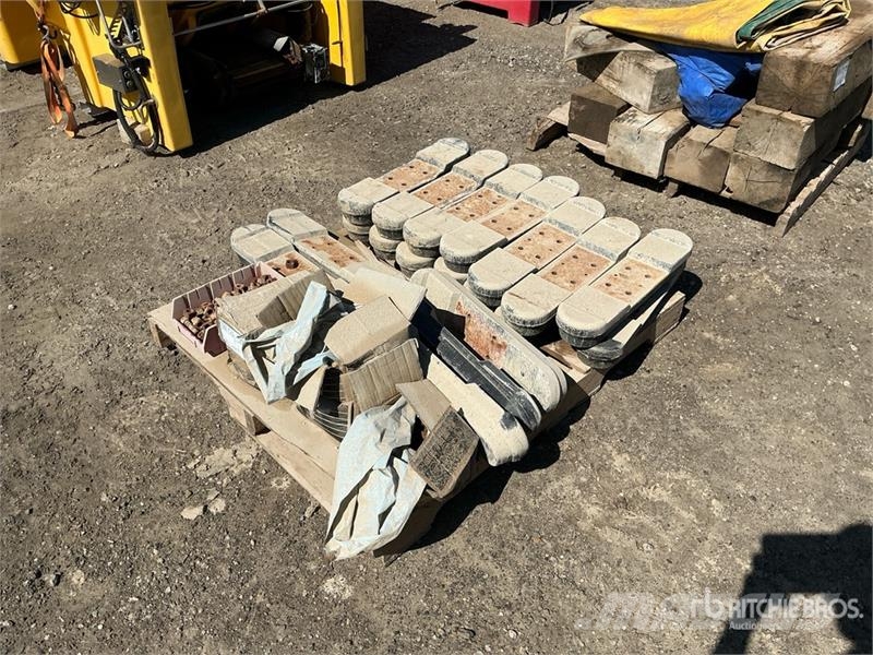 Quantity of Outrigging Bases and bolts Andre komponenter
