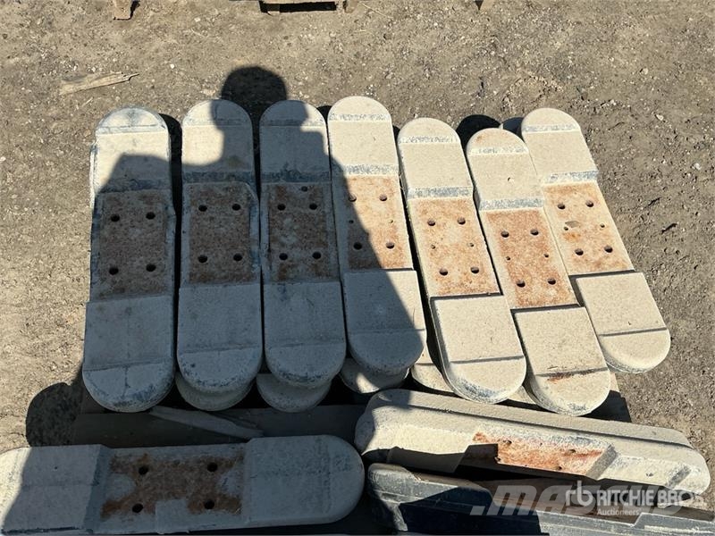 Quantity of Outrigging Bases and bolts Andre komponenter