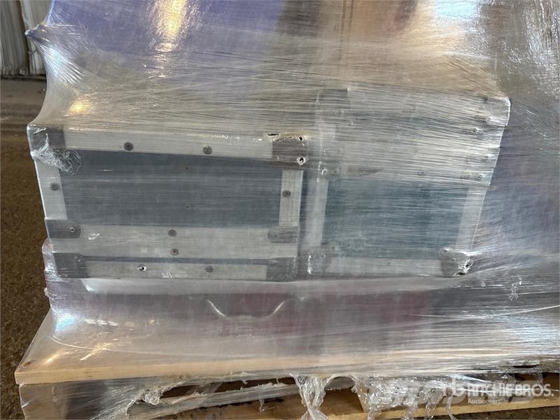  Quantity of Pouches and Cases Tipper trucks