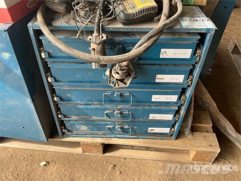 Quantity of Tool Cabinets, miscellaneous parts Inne akcesoria