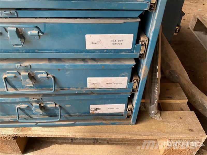 Quantity of Tool Cabinets, miscellaneous parts Inne akcesoria