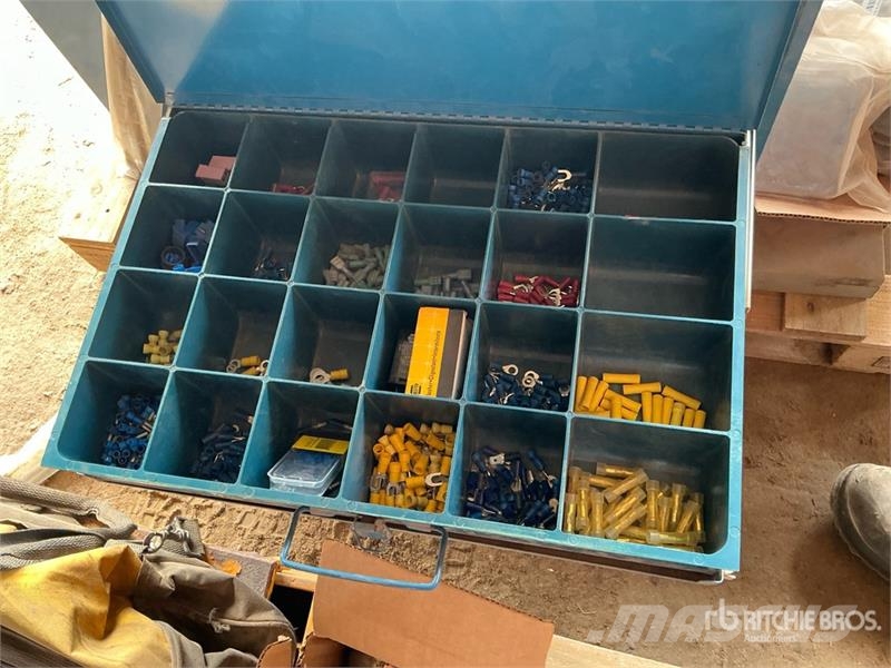 Quantity of Tool Cabinets, miscellaneous parts Inne akcesoria