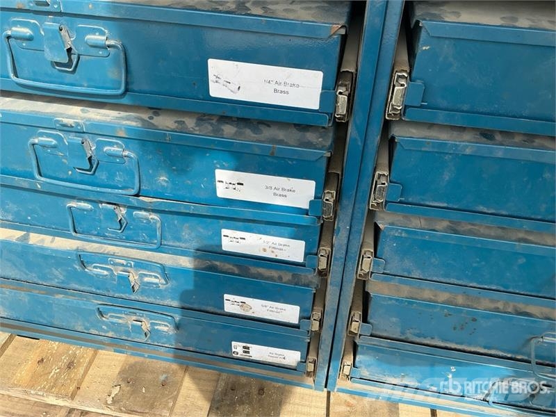Quantity of Tool Cabinets, miscellaneous parts Inne akcesoria