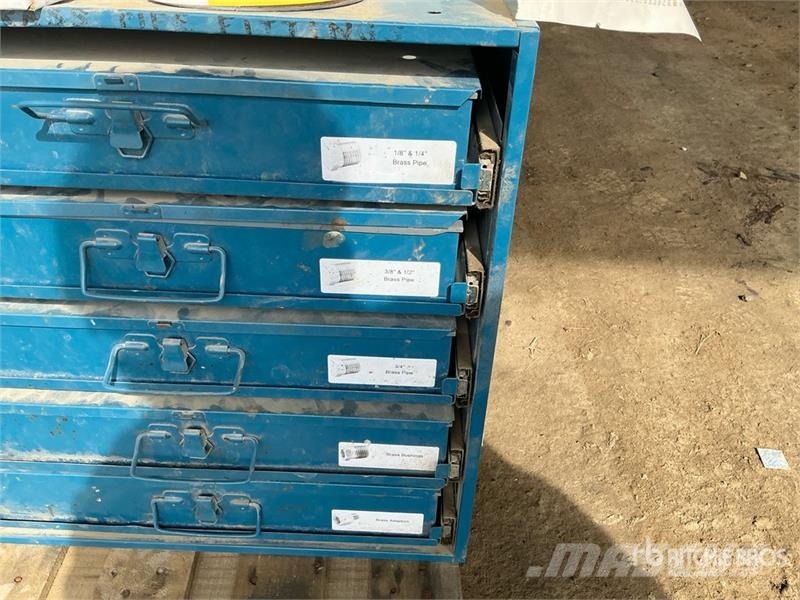 Quantity of Tool Cabinets, miscellaneous parts Inne akcesoria