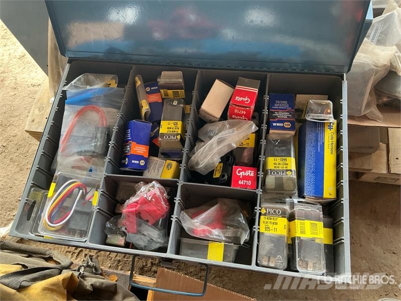Quantity of Tool Cabinets, miscellaneous parts Inne akcesoria