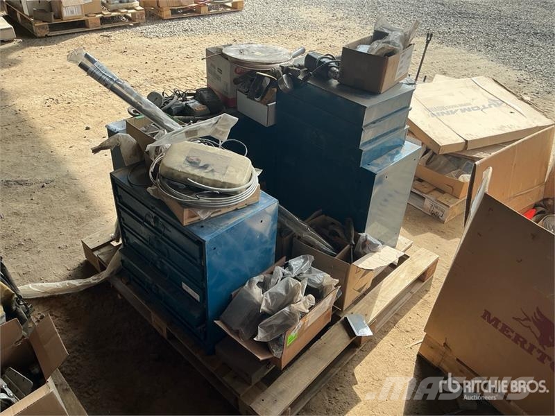 Quantity of Tool Cabinets, miscellaneous parts Inne akcesoria
