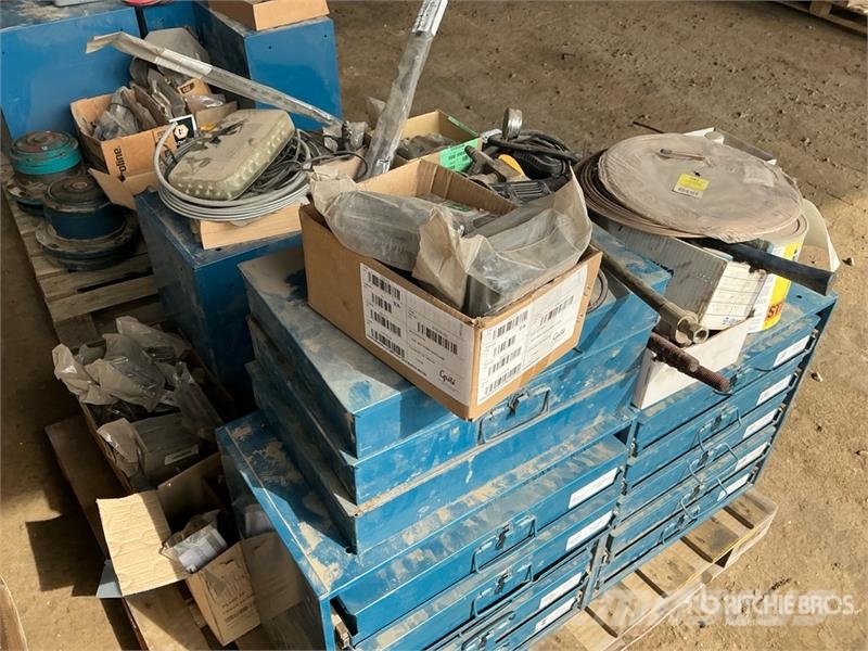 Quantity of Tool Cabinets, miscellaneous parts Inne akcesoria