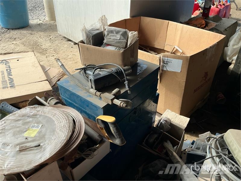 Quantity of Tool Cabinets, miscellaneous parts Inne akcesoria