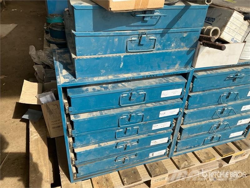 Quantity of Tool Cabinets, miscellaneous parts Inne akcesoria