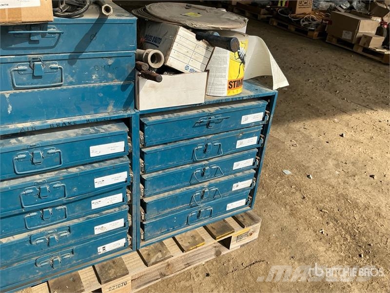 Quantity of Tool Cabinets, miscellaneous parts Inne akcesoria