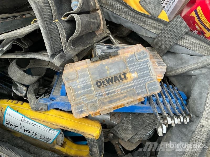 Quantity of Tools and Miscellaneous parts Inne akcesoria