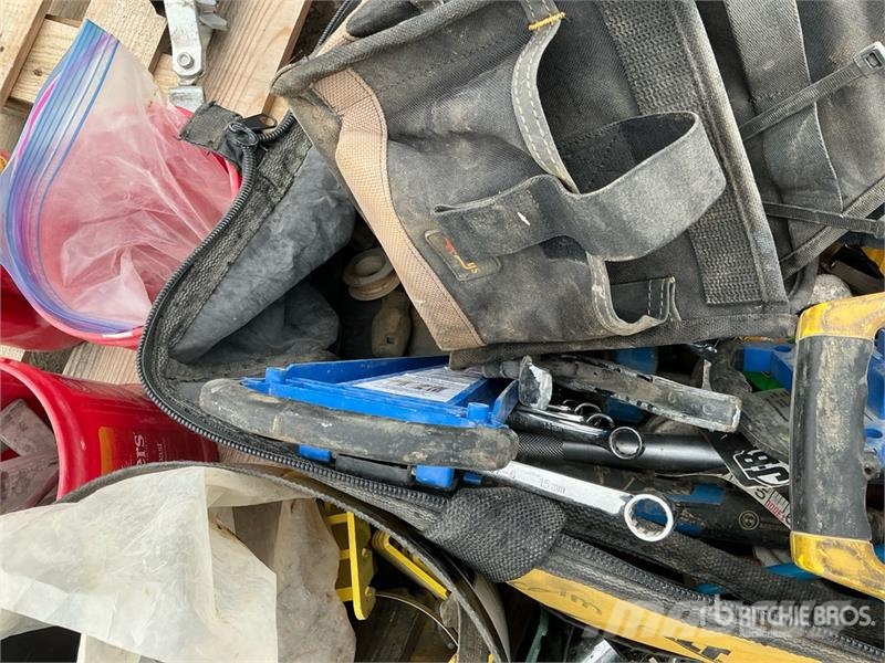 Quantity of Tools and Miscellaneous parts Inne akcesoria