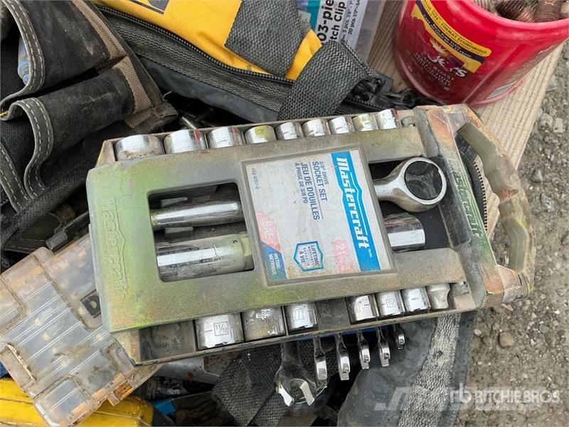 Quantity of Tools and Miscellaneous parts Inne akcesoria