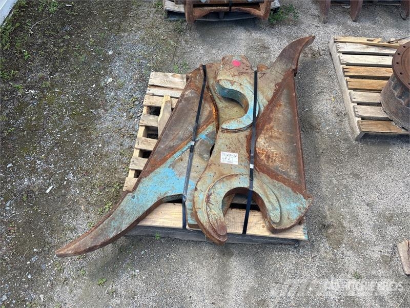  Quantity of Wedge Coupler and Suspension Brackets Drugi deli