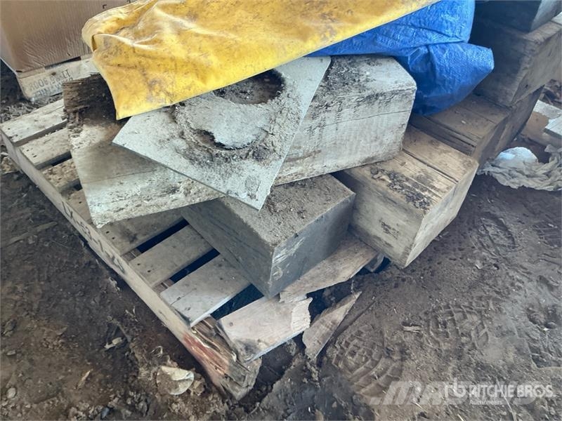 Quantity of Wooden Blocks and Tarps Drugi deli