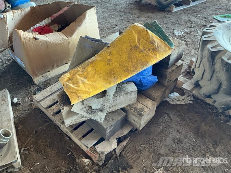 Quantity of Wooden Blocks and Tarps Drugi deli