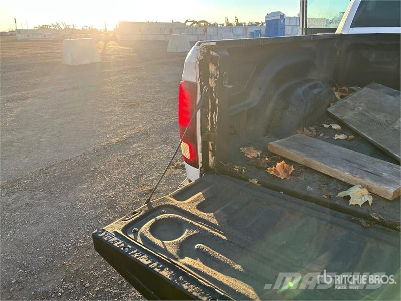 RAM 2500 4x4 Crew Cab Pickup Drugi