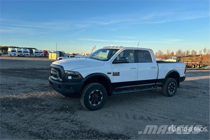 RAM 2500 4x4 Crew Cab Pickup Drugi
