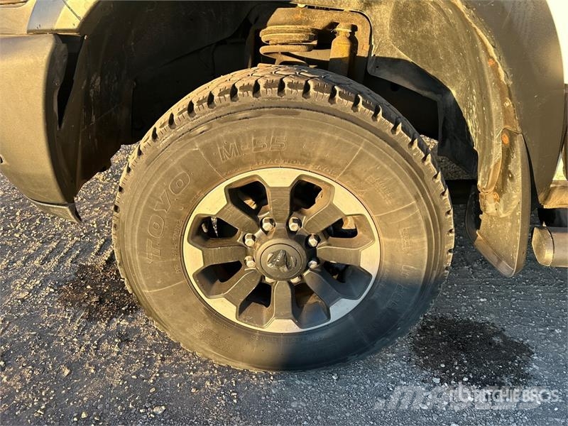 RAM 2500 4x4 Crew Cab Pickup Drugi