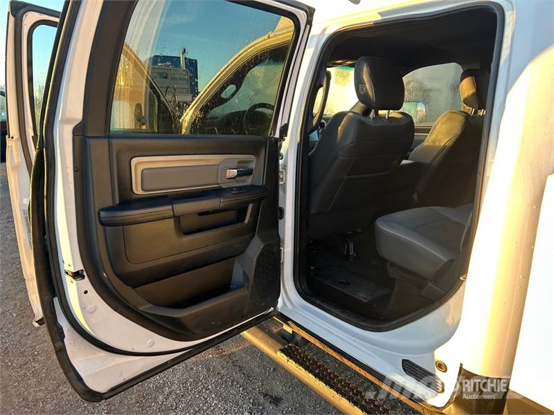 RAM 2500 4x4 Crew Cab Pickup Drugi