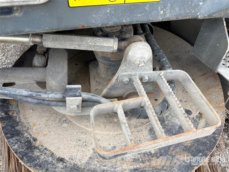 Ravo on Ravo 5SER Sweeper Truck Utcaseprő teherautók