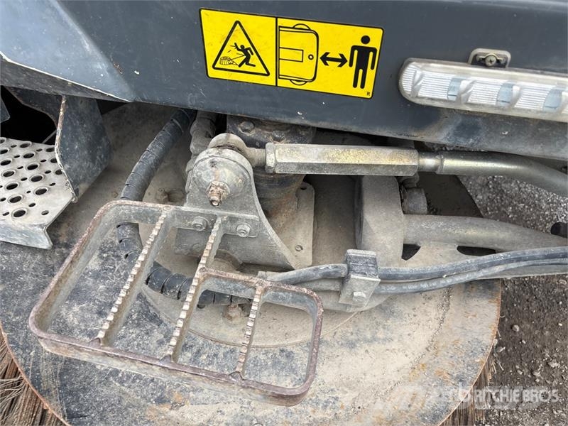 Ravo on Ravo 5SER Sweeper Truck Utcaseprő teherautók