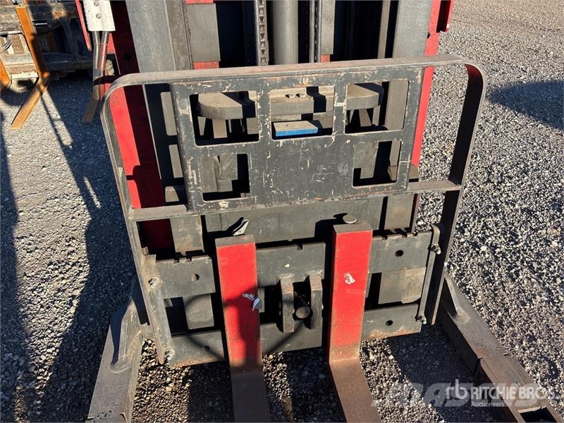 Raymond 3000 lb Order Picker معدات الرفع متوسط المستوى