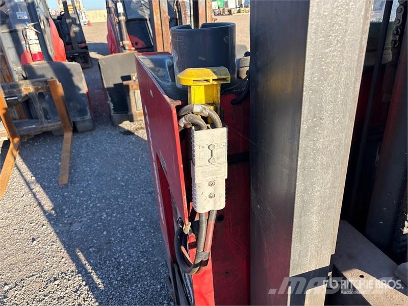 Raymond 3000 lb Order Picker معدات الرفع متوسط المستوى