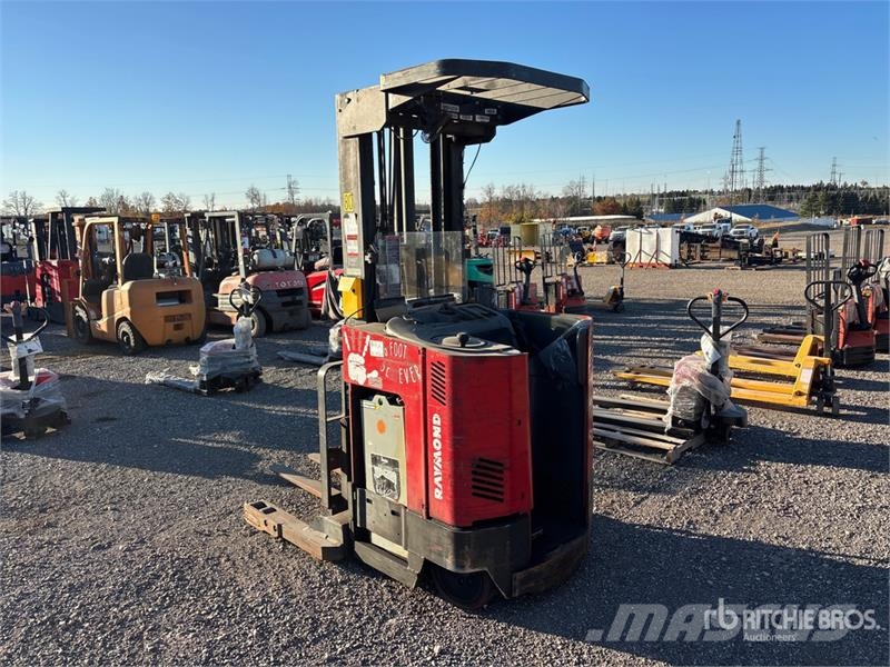 Raymond 3000 lb Order Picker معدات الرفع متوسط المستوى