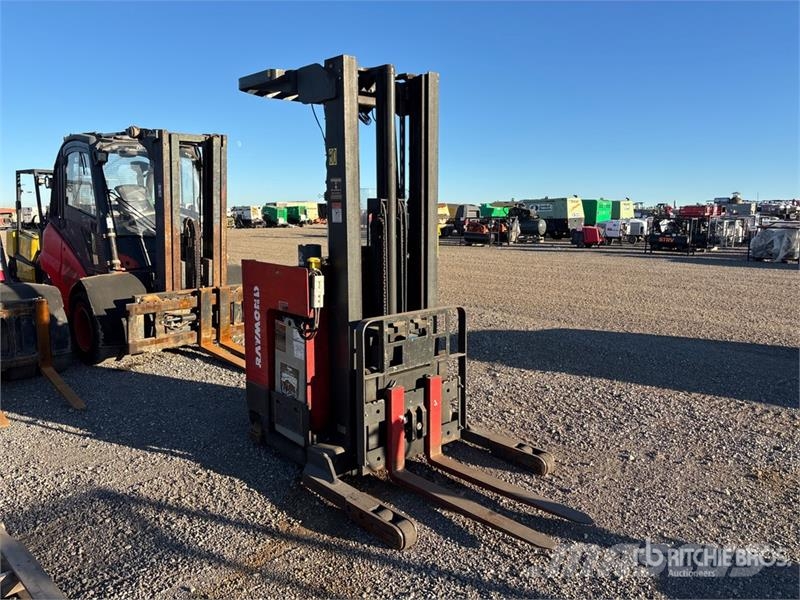 Raymond 3000 lb Order Picker معدات الرفع متوسط المستوى