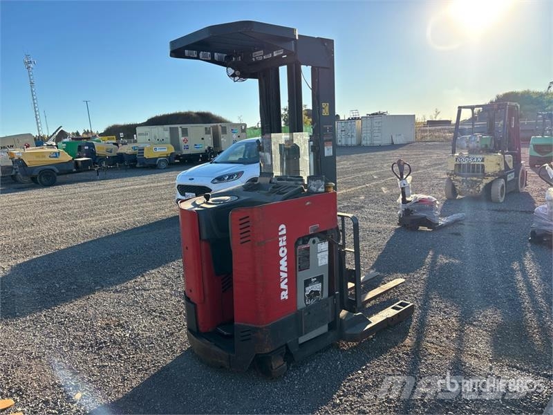 Raymond 3000 lb Order Picker معدات الرفع متوسط المستوى