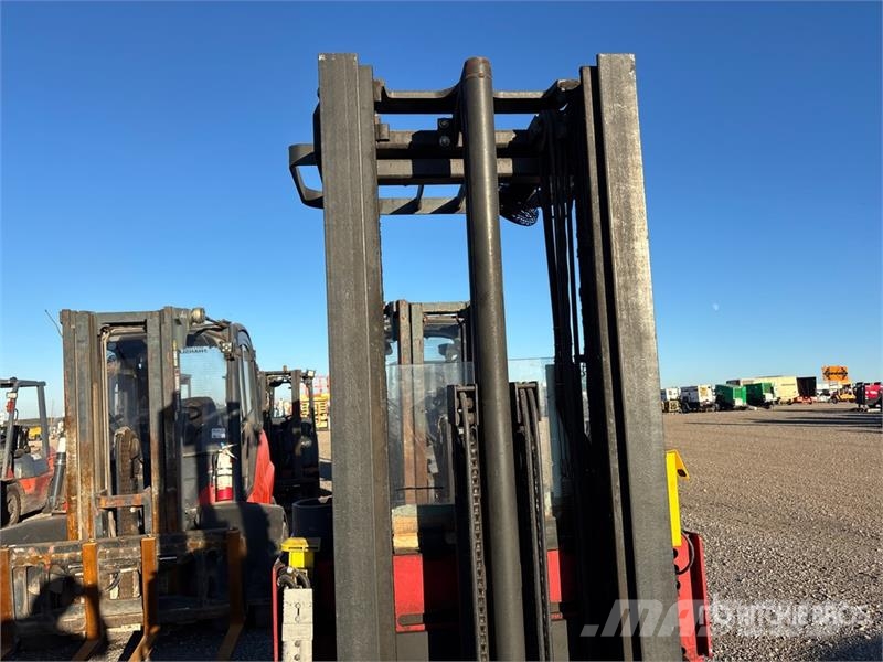 Raymond EASI R30TT 3000 lb Reach Truck شاحنة مناولة