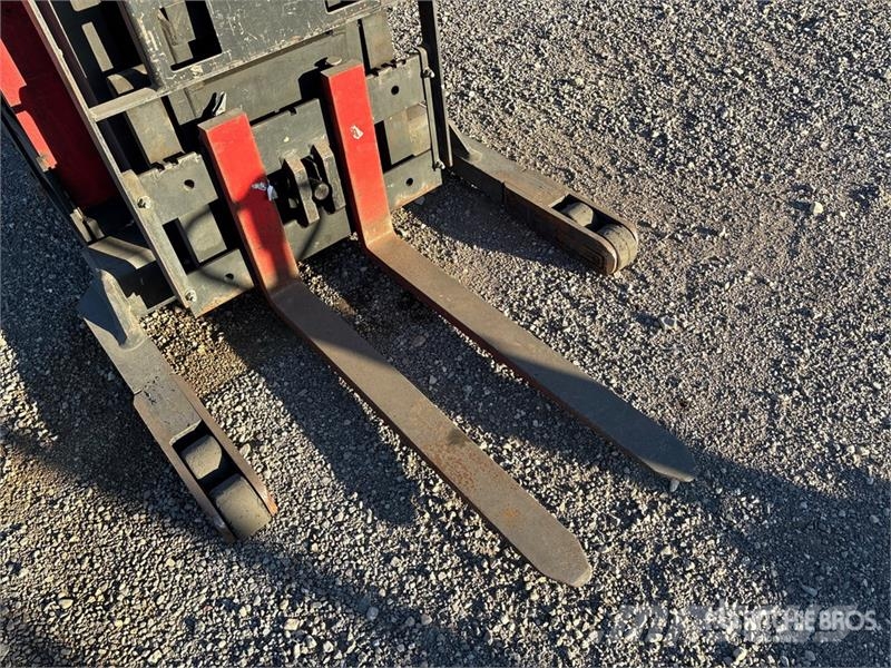 Raymond EASI R30TT 3000 lb Reach Truck شاحنة مناولة