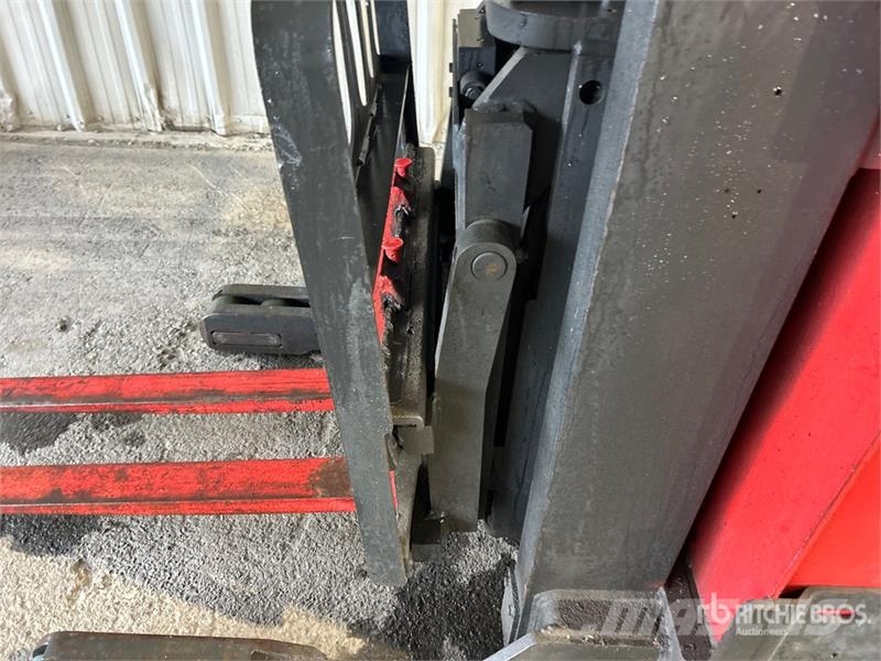 Raymond EZ R40TT 4500 lb Order Picker Preparadoras de encomendas de média elevação