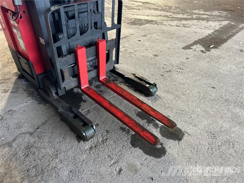 Raymond EZ R40TT 4500 lb Order Picker Preparadoras de encomendas de média elevação