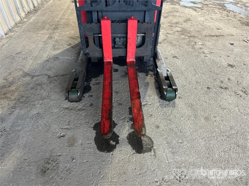 Raymond EZ R40TT 4500 lb Order Picker Preparadoras de encomendas de média elevação