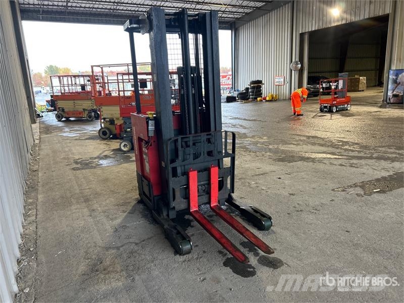 Raymond EZ R40TT 4500 lb Order Picker Preparadoras de encomendas de média elevação