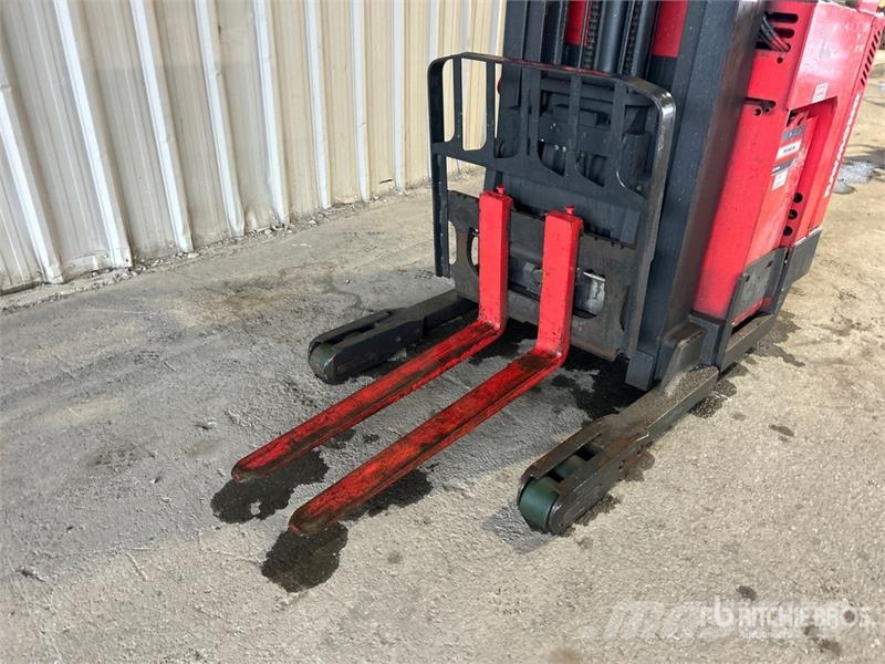 Raymond EZ R40TT 4500 lb Order Picker Preparadoras de encomendas de média elevação