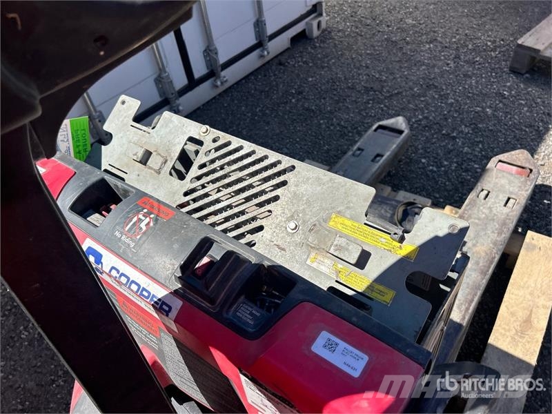 Raymond WALKIE 8210 4500 lb Pallet Jack (Inoperable) 핸드파레트 트럭
