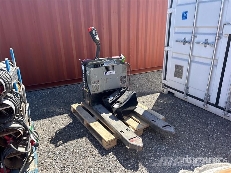 Raymond WALKIE 8210 4500 lb Pallet Jack (Inoperable) 핸드파레트 트럭