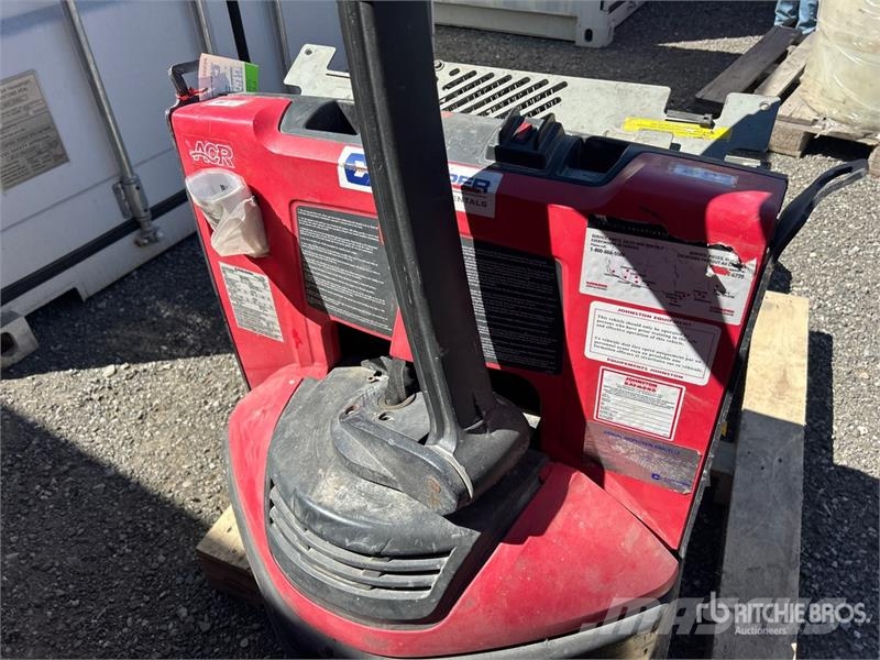 Raymond WALKIE 8210 4500 lb Pallet Jack (Inoperable) 핸드파레트 트럭