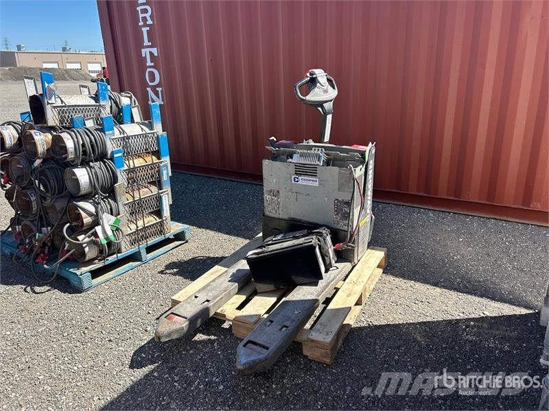 Raymond WALKIE 8210 4500 lb Pallet Jack (Inoperable) 핸드파레트 트럭