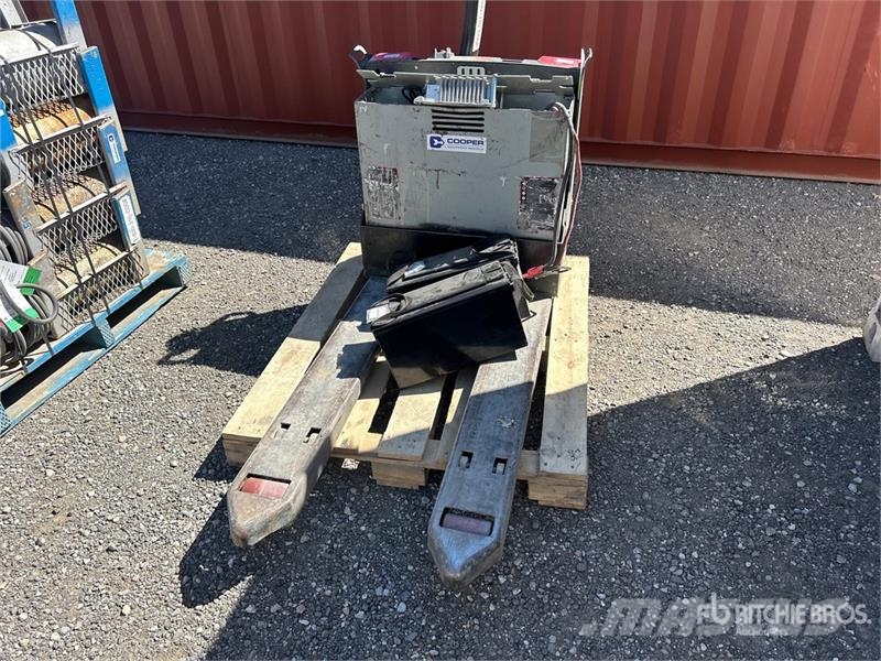 Raymond WALKIE 8210 4500 lb Pallet Jack (Inoperable) 핸드파레트 트럭
